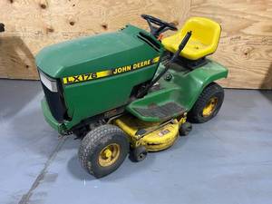 lot 102 image: JOHN DEERE LX176 Riding Lawn Mower