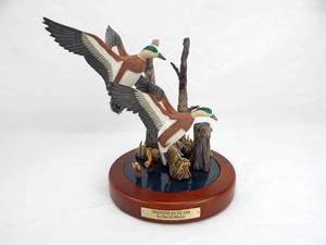 lot 104 image: Vintage 1999 Limited Edition David Maass Smooth As Glass Hand Painted Sculpture