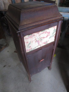 Davenola Floor Phonograph