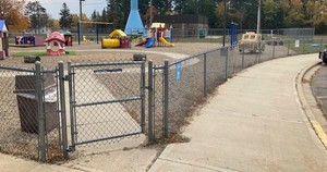 Chain Link Fence w Gates