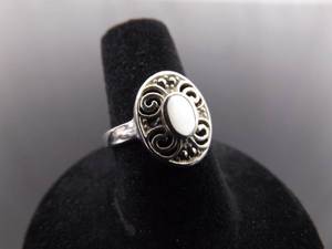 lot 67 image: .925 Sterling Silver Inlayed Mother of Pearl Ring Size 7