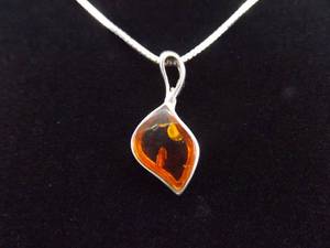 lot 11 image: .925 Sterling Silver Amber Leaf Pendant Necklace