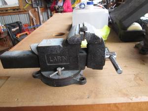 Heavy duty 6 Larin pivoting bench ...