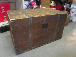 lot 5 image: (EW6) Vintage Wood Chest 33 W x 19...