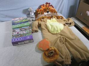 lot 20 image: (CS) Kids Costume, 2 Puzzles and Ze...
