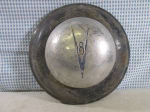 lot 51 image: (EC1) Vintage V8 Hub Cap Hubcap 12 ...