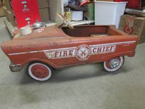 lot 57 image: (EW5) Vintage Fire Chief Pedal Car ...
