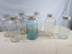 lot 63 image: (RM5) 7 Vintage Mason Jars with Lid...