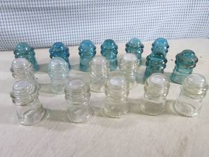 lot 69 image: (RM2) Assorted Vintage Glass Electr...