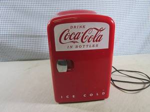 lot 79 image: (CS) Mini Coca-Cola Refrigerator Wo...