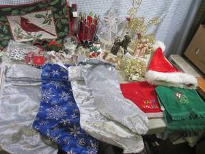 lot 81 image: (F-0) Assorted Christmas Decor...