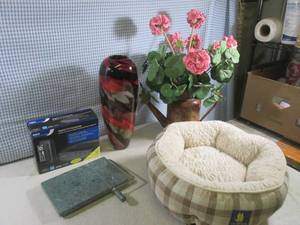 lot 89 image: (RM2) Small Pet Bed, Large Glass Va...