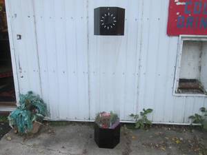 lot 91 image: (FDS) Tower Fish Aquarium with Cloc...
