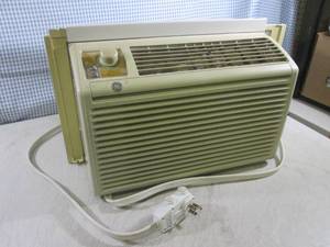 lot 133 image: (D-3) GE 5150 BTU Window Air Condit...