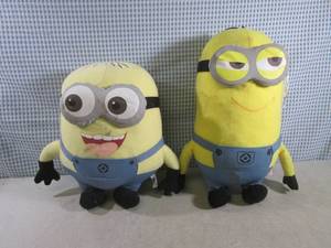lot 147 image: (D-3T) 2 Minion Figures Tallest is ...