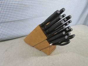 lot 211 image: (G-1) Farberware Kitchen Knife Set ...