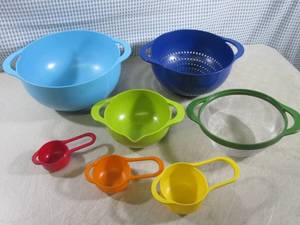 lot 329 image: (BSB) Kitchen Bowls Strainers Measu...