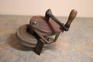 lot 13 image: Bench Grinder