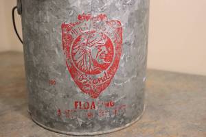 lot 27 image: War Eagle Minnow Bucket