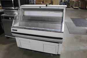 lot 9 image: Master-Bilt QMPM-40 Commercial Cooler
