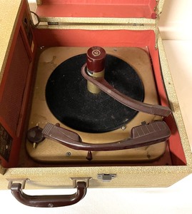 lot 71 image: Vintage V-M Tri-O-Matic TurntableSpeaker System