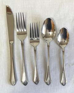 lot 96 image: WMA Rogers by Oneida Stainless Flatware Set