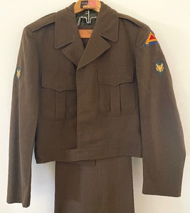 lot 100 image: Vintage US Army Uniform with Seven Steps to Hell Patch