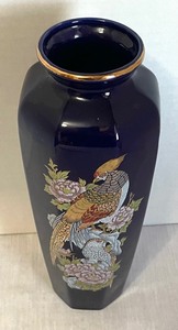 lot 202 image: Lovely Vintage Asian Vase
