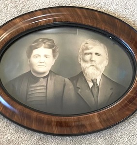lot 237 image: Fine Vintage Oval Framed Photo