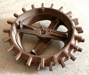 lot 369 image: Vintage Cast Iron Cogs and Gears