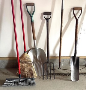 lot 370 image: Long Handled Tool Lot and a Wheel Barrow