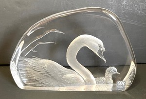 lot 412 image: Mats Johnson Wildlife Handcrafted Full Lead Crystal Swan Art from Maleras, Sweden