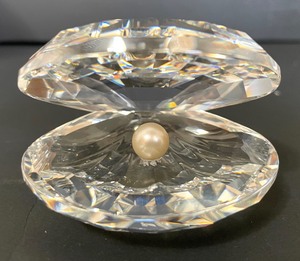 lot 414 image: Swarovski Crystal Open Shell with Pearl Figurine with Original Box and Certificate