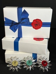lot 325 image: Three Swarovski Daisies- Three Crystal Society Renewal Gifts