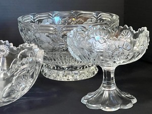 lot 194 image: Variety of Vintage Glassware