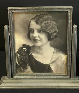 lot 196 image: Lovely Vintage Photograph of a Beautiful Woman