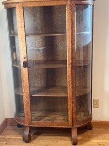lot 11 image: Lovely Vintage Curved Glass Curio Cabinet