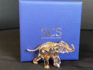 lot 315 image: Swarovski Crystal Society Young Elephant Figurine w Box