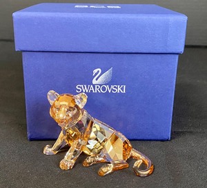 lot 316 image: Swarovski Crystal Society Sitting Tiger Cub Figurine w Box