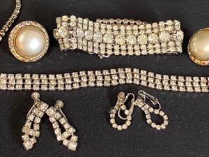 lot 304 image: Variety of Vintage Rhinestone Jewelry Items