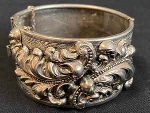 lot 303 image: Lovely Vintage Embossed Cuff Bracelet