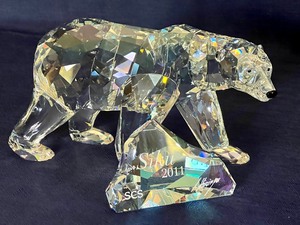 lot 5 image: Swarovski 2011 Siku Polar Bear Figurine with Plaque