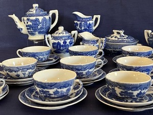 lot 33 image: Adorable Vintage Japanese Childrens Tea Set