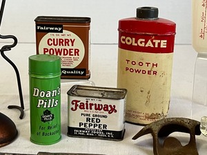 lot 179 image: Variety of Fun Vintage Items