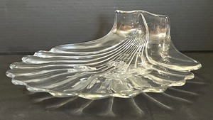 lot 193 image: Lovely Vintage Cambridge Caprice Seashell Shaped Platter