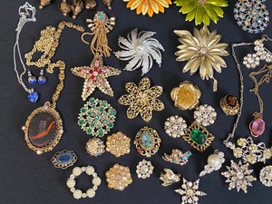lot 302 image: Variety of Beautiful Costume Jewelry Pieces