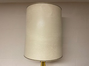 lot 136 image: Lovely Vintage Amber Colored Glass Lamp