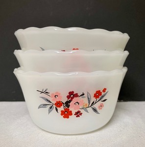 lot 146 image: Trio of Petite Vintage Fire King Floral Bowls