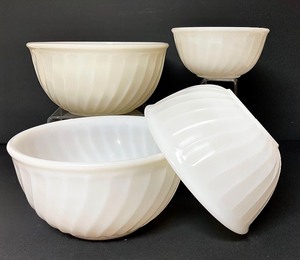 lot 125 image: Vintage Fire King Nesting Bowls