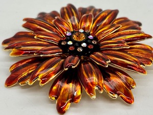 lot 109 image: Nolan Miller & Joan Rivers Flower Brooches